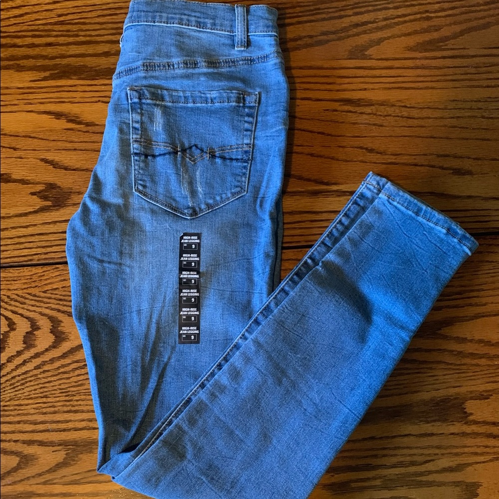 Brand New With Tags. Size 9 Mudd FLX Stretch High Jean Legging